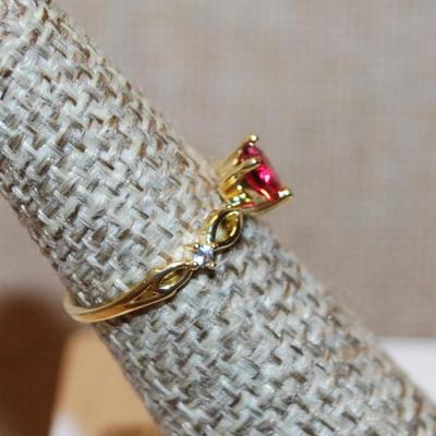 Size 5 Red HEART Ring with Twisted Sides & Accents on a Gold Tone Band (1.1g)