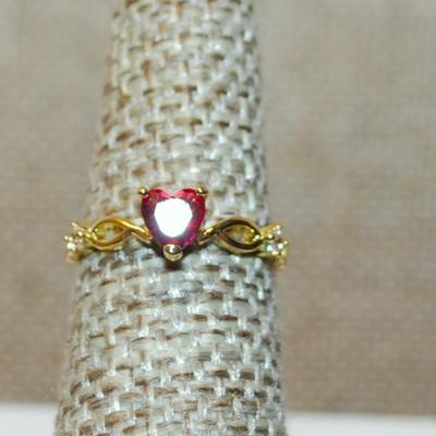 Size 5 Red HEART Ring with Twisted Sides & Accents on a Gold Tone Band (1.1g)