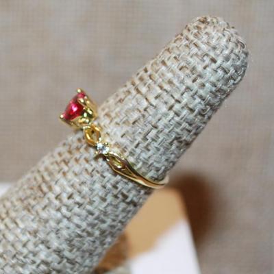 Size 5 Red HEART Ring with Twisted Sides & Accents on a Gold Tone Band (1.1g)