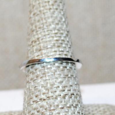 Size 7 Long Iridescent Rectangle Stone Cocktail Ring with Fancy Wrap-Around Setting on a Silver Tone Band (4.4g)
