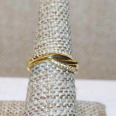Size 7 ½ Clear Accents Stones Ring on a Rollercoaster Setting & Gold Tone Band (2.7g)