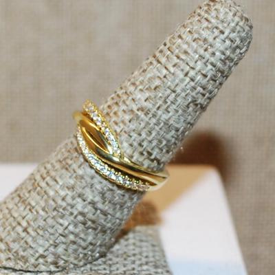 Size 7 ½ Clear Accents Stones Ring on a Rollercoaster Setting & Gold Tone Band (2.7g)