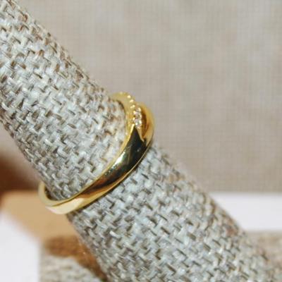 Size 7 ½ Clear Accents Stones Ring on a Rollercoaster Setting & Gold Tone Band (2.7g)