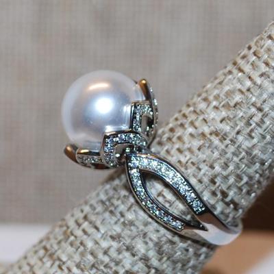 Size 7½ Faux White Pearl Set in a "Crown Cradle" with Side Accents on a Silver Tone Band (5.2g)