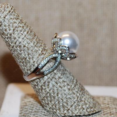 Size 7½ Faux White Pearl Set in a "Crown Cradle" with Side Accents on a Silver Tone Band (5.2g)