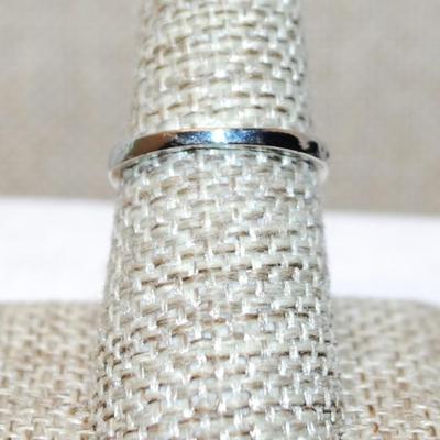 Size 7¼ Deep Purple Cushion Cut Stone Ring with 2 Vertical Stones on Each Side with a Silver Tone Band (3.4g)