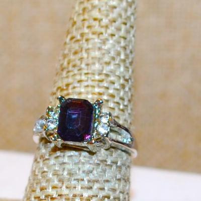 Size 7¼ Deep Purple Cushion Cut Stone Ring with 2 Vertical Stones on Each Side with a Silver Tone Band (3.4g)