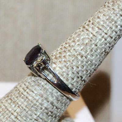 Size 7¼ Deep Purple Cushion Cut Stone Ring with 2 Vertical Stones on Each Side with a Silver Tone Band (3.4g)