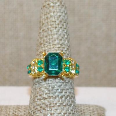 Size 7½ Large Green Emerald Cut Stone Ring with Green & Clear Side Accents and Gold Tone Band (5.8g)