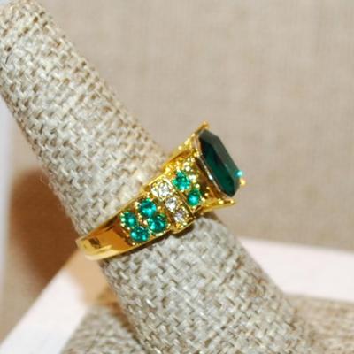 Size 7½ Large Green Emerald Cut Stone Ring with Green & Clear Side Accents and Gold Tone Band (5.8g)