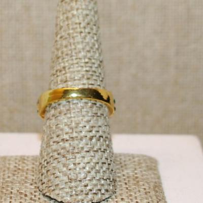 Size 7½ Large Green Emerald Cut Stone Ring with Green & Clear Side Accents and Gold Tone Band (5.8g)