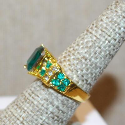 Size 7½ Large Green Emerald Cut Stone Ring with Green & Clear Side Accents and Gold Tone Band (5.8g)
