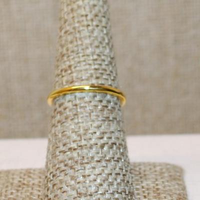 Size 6¾ Orange Horizontal Rectangle Ring with Triple Clear Stone Sides on a Gold Tone Band (2.1g)