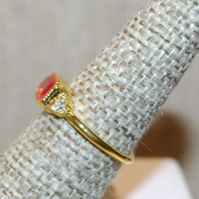 Size 6¾ Orange Horizontal Rectangle Ring with Triple Clear Stone Sides on a Gold Tone Band (2.1g)