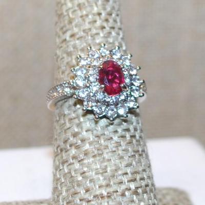 Size 5½ Oval Red Stone Ring in a Glitter Starburst Setting with a Silver Tone Band (4.7g)