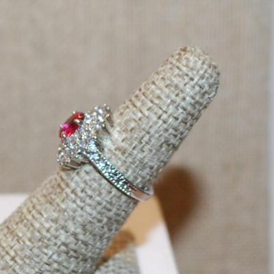 Size 5½ Oval Red Stone Ring in a Glitter Starburst Setting with a Silver Tone Band (4.7g)