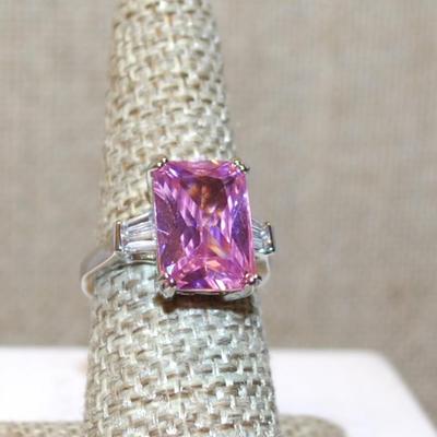 Size 7 Large Pink Transparent Emerald Cut Stone on a Silver Tone Band (5.7g)