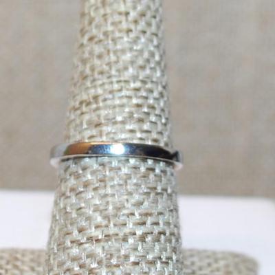 Size 7 Large Pink Transparent Emerald Cut Stone on a Silver Tone Band (5.7g)
