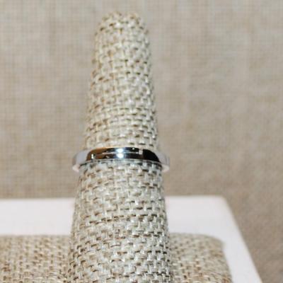Size 7½ Marked .925 Overlap Setting & Single Round Main Stone Ring with Side Accents on a Silver SPLIT BAND (2.8g)