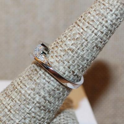 Size 7½ Marked .925 Overlap Setting & Single Round Main Stone Ring with Side Accents on a Silver SPLIT BAND (2.8g)