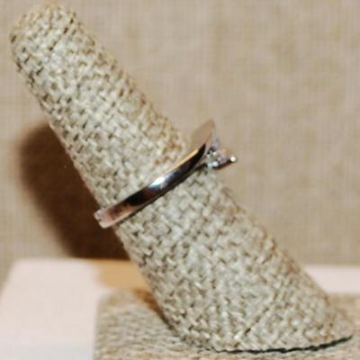 Size 7½ Marked .925 Overlap Setting & Single Round Main Stone Ring with Side Accents on a Silver SPLIT BAND (2.8g)