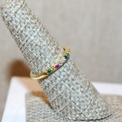 Size 7 Classic Multi-Color Red, Blue, Amber, Pink, Green & Clear Stones Ring on a Gold Tone Band (1.3g)