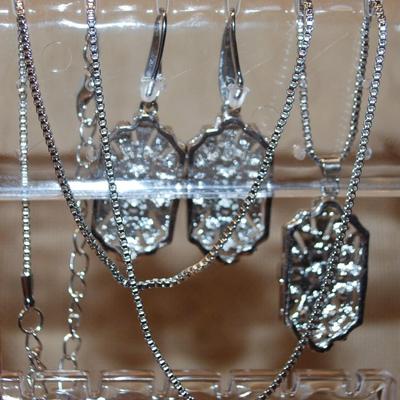 Green/Silver JEWELRY SET Includes Earrings (1½" x ¾") with Wire Hook & PENDANT (1½" x ¾") on a Silver Tone...