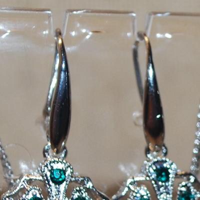 Green/Silver JEWELRY SET Includes Earrings (1½" x ¾") with Wire Hook & PENDANT (1½" x ¾") on a Silver Tone...