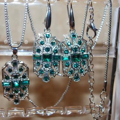 Green/Silver JEWELRY SET Includes Earrings (1½" x ¾") with Wire Hook & PENDANT (1½" x ¾") on a Silver Tone...