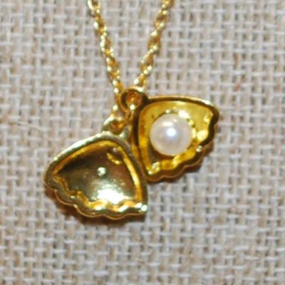"Shell & Pearl" PENDANT (¼" x ¼") on a Gold Tone Necklace Chain Marked .925 18" L