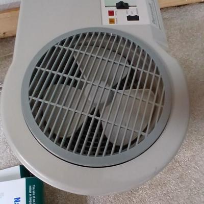 Duracraft Corp. Evaporative Humidifier with two new filters