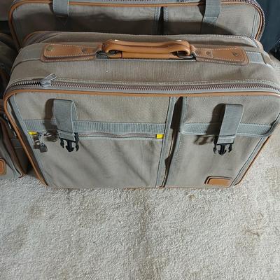 Palm Springs luggage - 5 piece set appears new