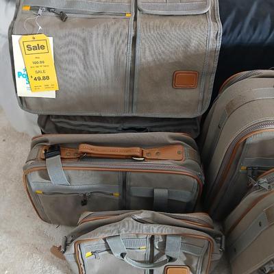 Palm Springs luggage - 5 piece set appears new
