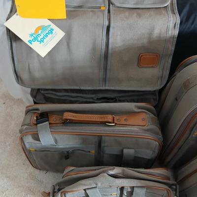 Palm Springs luggage - 5 piece set appears new