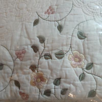 Beautiful Quilt with Quilted wall hanging and several seat / bar stool cusions.