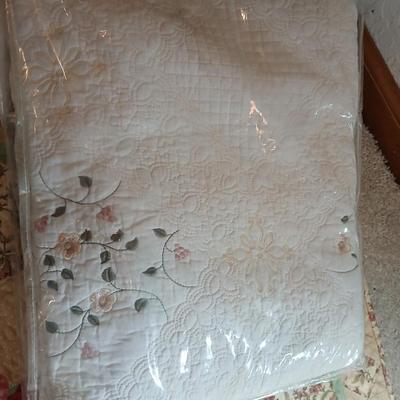 Beautiful Quilt with Quilted wall hanging and several seat / bar stool cusions.