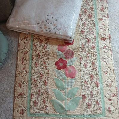 Beautiful Quilt with Quilted wall hanging and several seat / bar stool cusions.