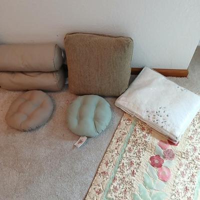 Beautiful Quilt with Quilted wall hanging and several seat / bar stool cusions.