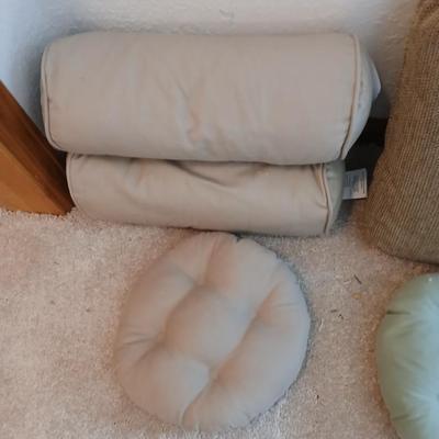 Beautiful Quilt with Quilted wall hanging and several seat / bar stool cusions.