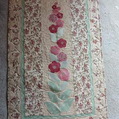 Beautiful Quilt with Quilted wall hanging and several seat / bar stool cusions.