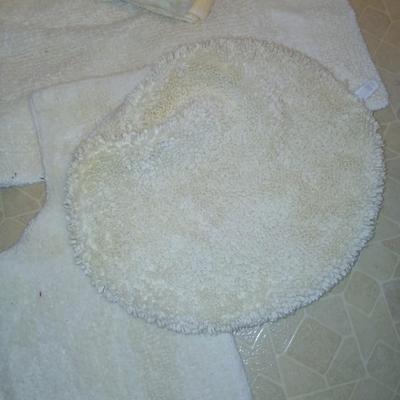 Yellow toned bath towels, rugs and yellow bathroom accessories