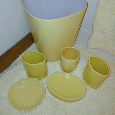 Yellow toned bath towels, rugs and yellow bathroom accessories