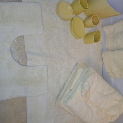 Yellow toned bath towels, rugs and yellow bathroom accessories