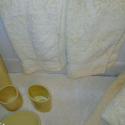 Yellow toned bath towels, rugs and yellow bathroom accessories