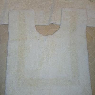 Yellow toned bath towels, rugs and yellow bathroom accessories