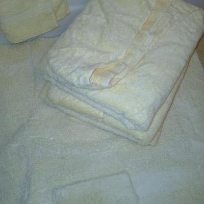 Yellow toned bath towels, rugs and yellow bathroom accessories