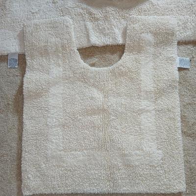 Five-piece bathroom rug set great condition!