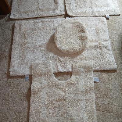 Five-piece bathroom rug set great condition!