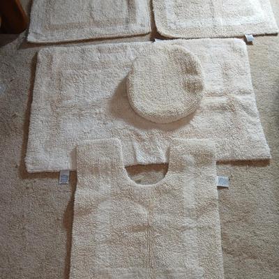 Five-piece bathroom rug set great condition!
