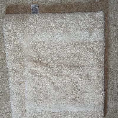 Five-piece bathroom rug set great condition!